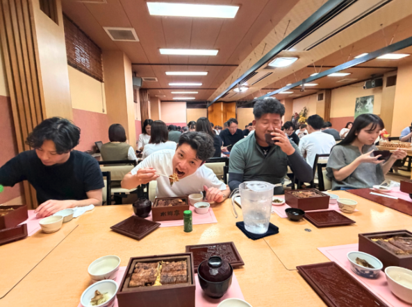 うなぎのせいろ蒸しを食べる社員