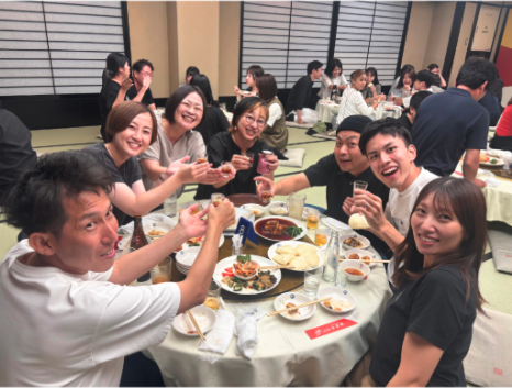 宴会で乾杯する社員